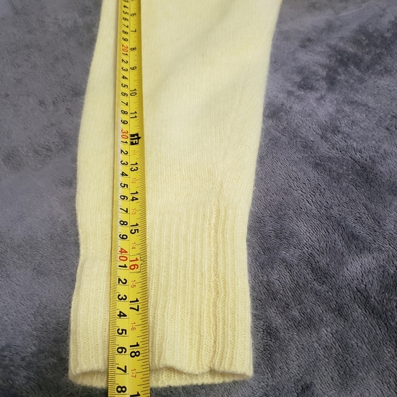 Beautiful Yellow Wool Angora I V-neck Sweater - Picture 11 of 12